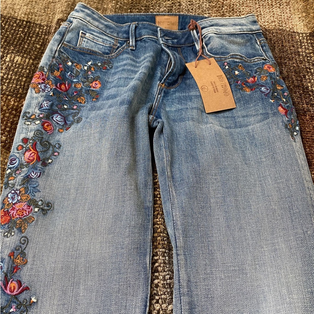 NWT Driftwood boot cut Flower embroidered jeans
